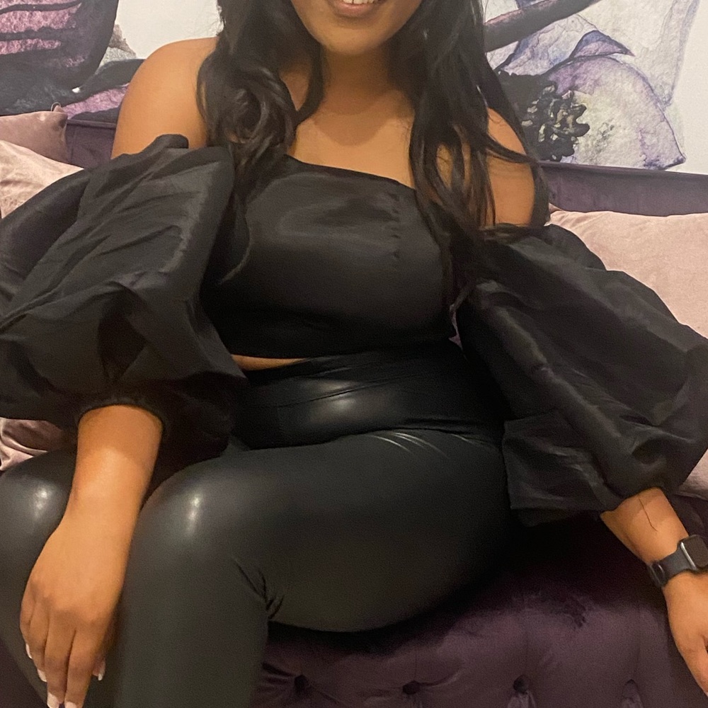 Black Lantern Sleeve Top